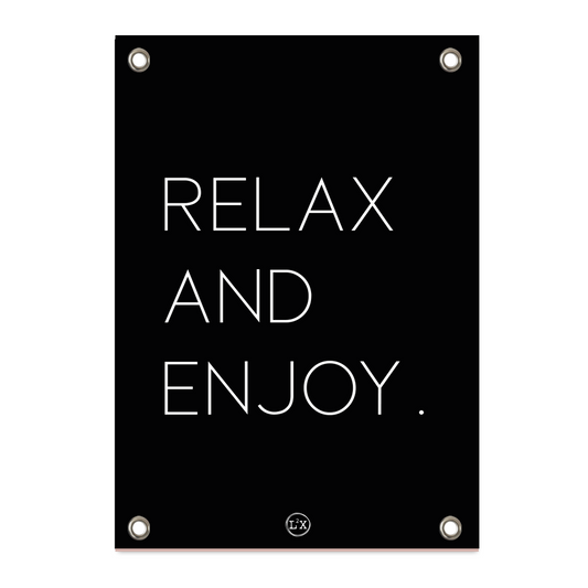Tuinposter met de tekst 'Relax and Enjoy' in zwarte letters op een witte achtergrond, met 4 metalen ringen voor ophanging.
