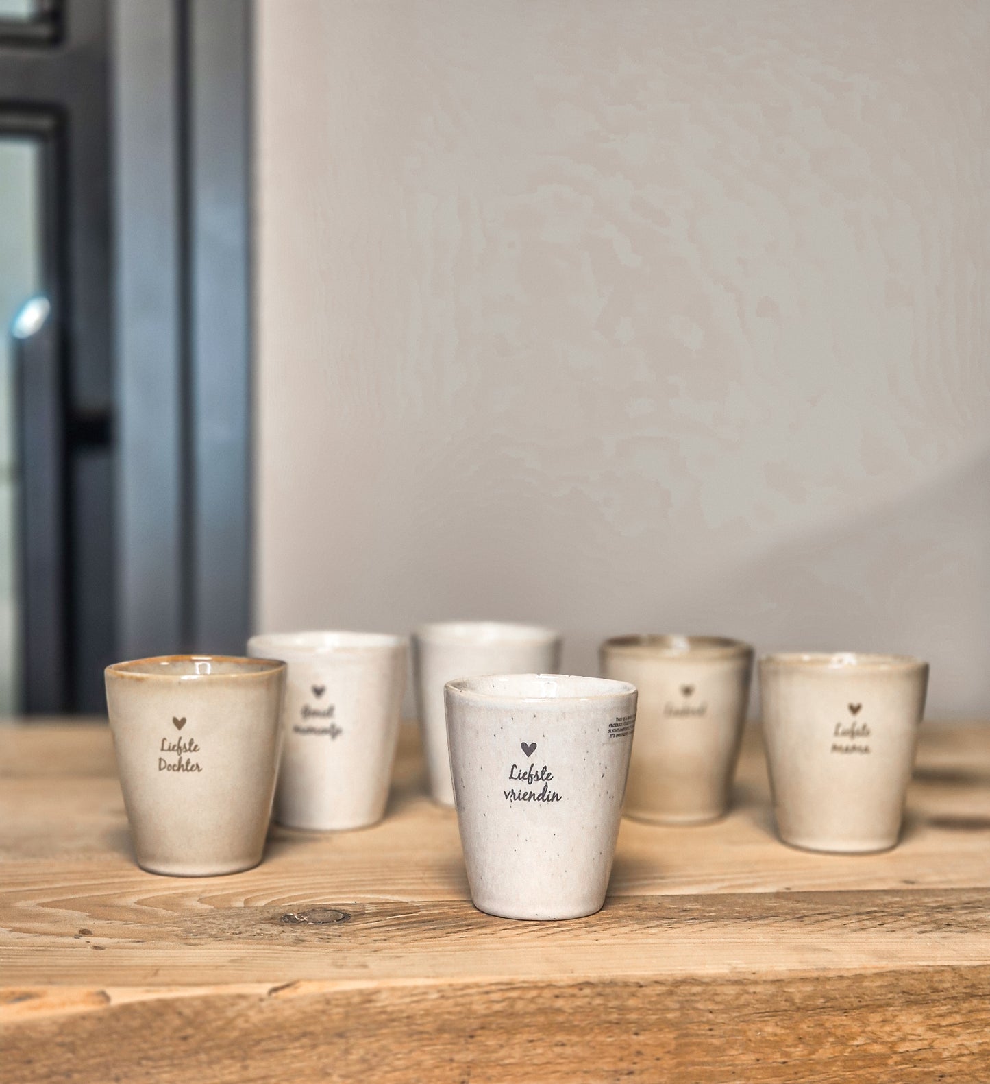 Mok liefste vriendin staat vooraan en erachter staan nog 5 mokken met andere teksten