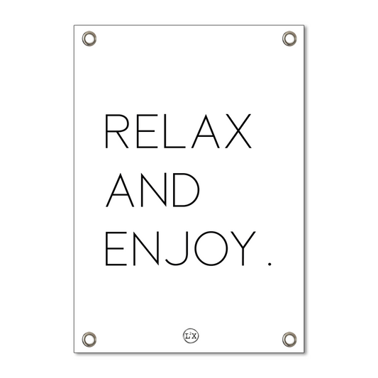 Tuinposter met de tekst 'Relax and Enjoy' in witte letters op een zwarte achtergrond, voorzien van 4 metalen ringen voor gemakkelijke ophanging.