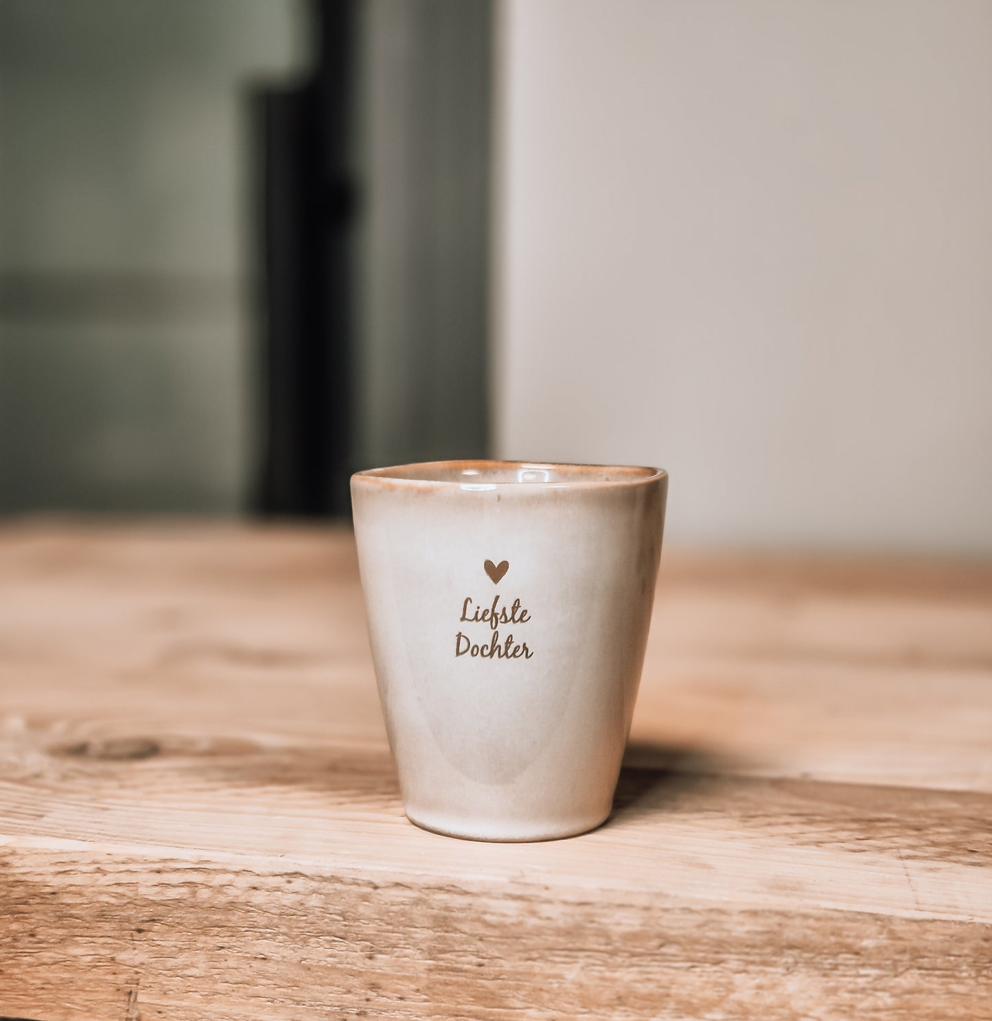 Een beige mok gegraveerd met een hartje en de tekst liefste dochter