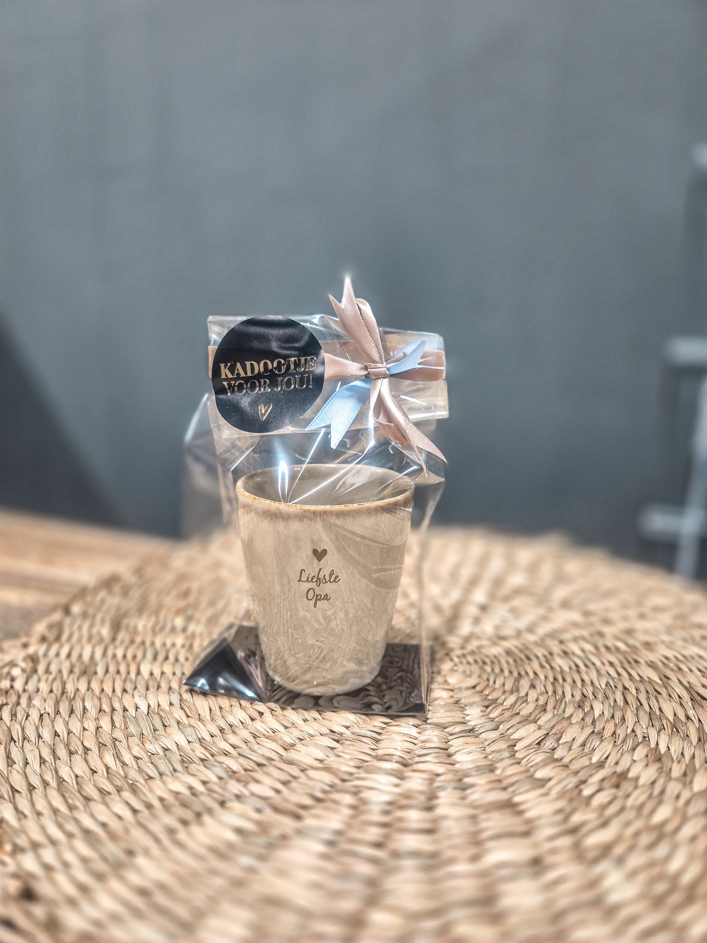 Mokje beige met tekst liefste opa leuk verpakt als cadeautje