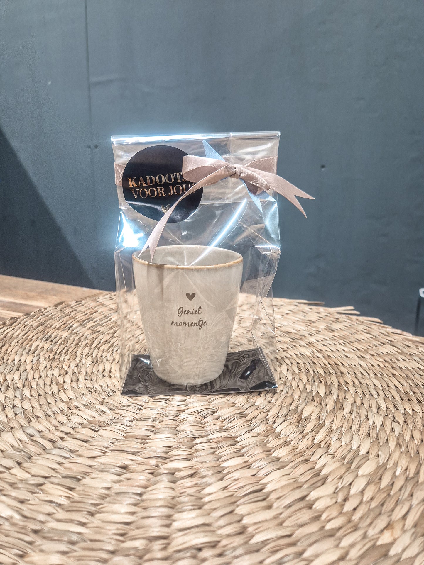 Beige mokje gegraveerd met geniet momentje leuk verpakt als cadeautje