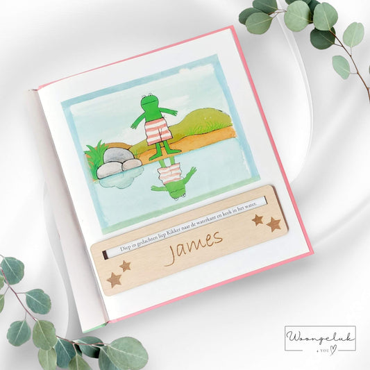Gepersonaliseerde leeswijzer met sterrenprint en de naam van het kind, gemaakt van stevig 3mm hout.