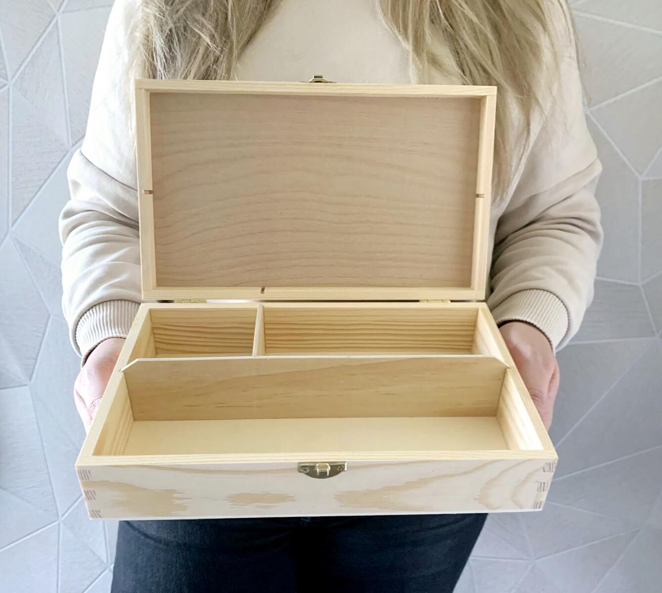 binnenkant van de gepersonaliseerde houten knutselkist vakken voor kleurpotloden en knutselspullen.