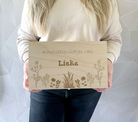 Houten knutselkist met bloemenillustratie, gepersonaliseerd met de naam van het kind.