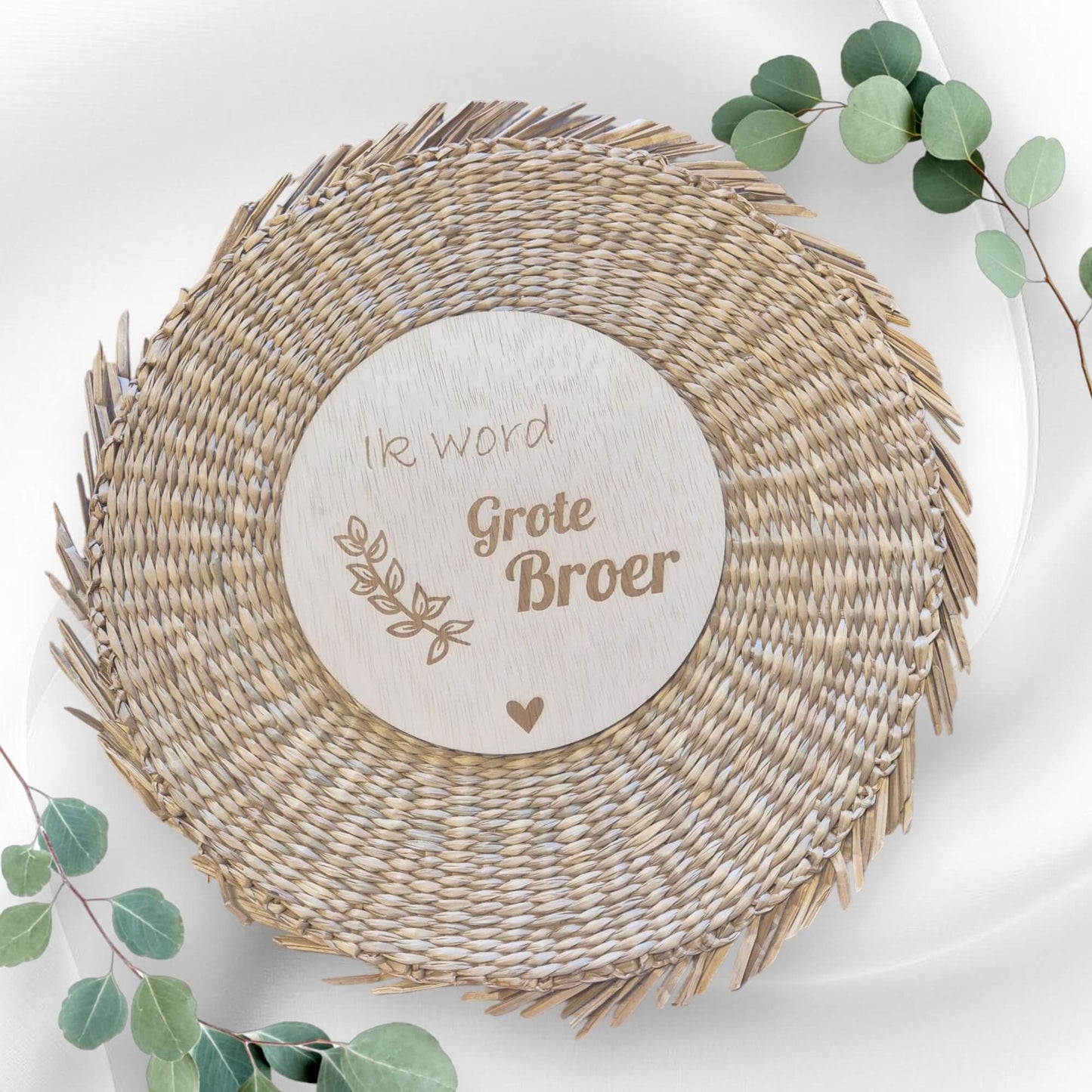 Vooraanzicht van de houten zwangerschapsaankondiging cirkel "Ik word grote broer", gepersonaliseerd met naam, maand en jaar voor een unieke zwangerschapsaankondiging.