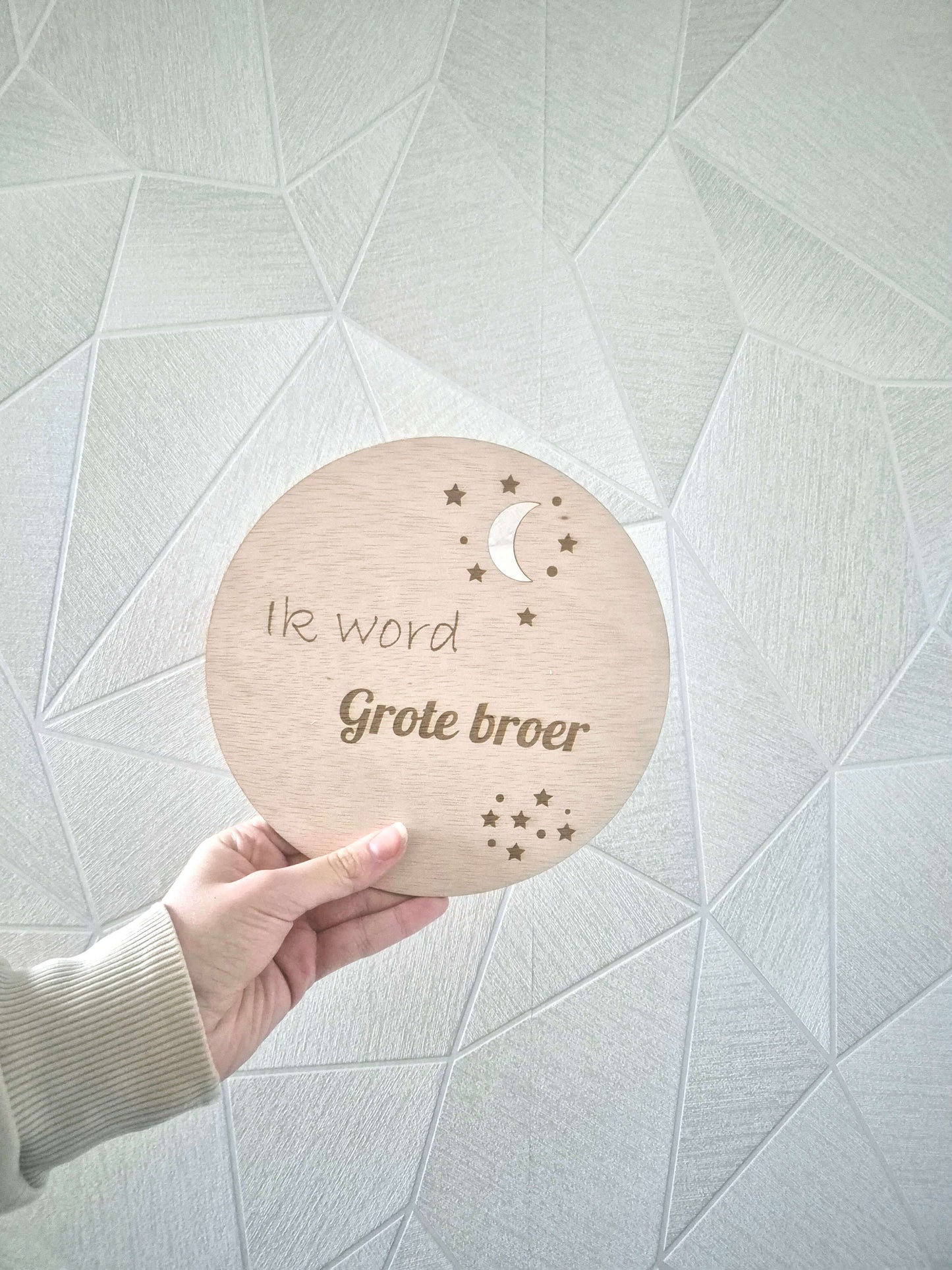 Houten cirkel "Ik word grote broer" met gegraveerde maan en sterren, 20 cm doorsnede, perfect voor een zwangerschapsaankondiging.
