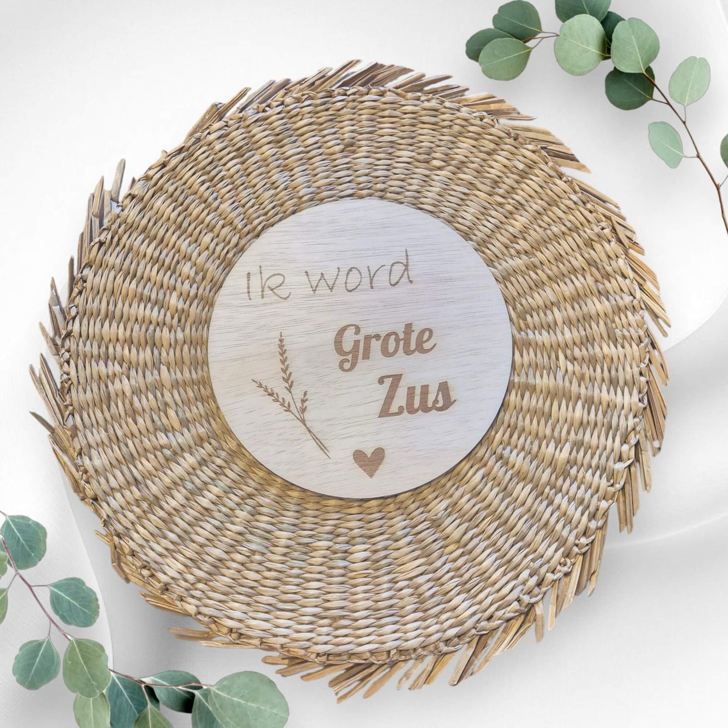 Houten cirkel "Ik word grote zus" met hartje en takje, perfecte zwangerschapsaankondiging voor de toekomstige grote zus.