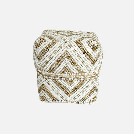 Elegante vierkante doos wit met een gouden patroon. Perfect om kleine voorwerpen op te bergen of als decoratie. 
