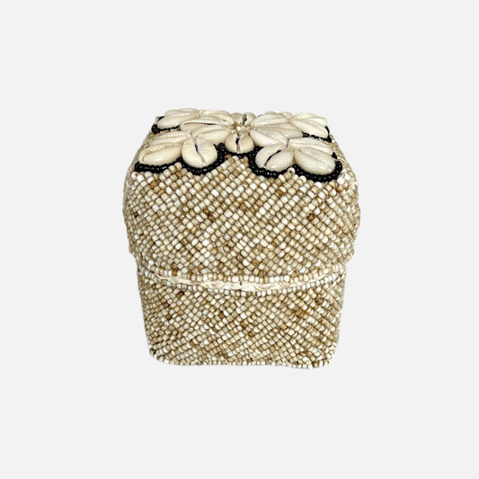 Elegante vierkante doos in strandkleur met een prachtig patroon van schelpen erbovenop. Perfect om kleine voorwerpen op te bergen of als decoratie te gebruiken. 