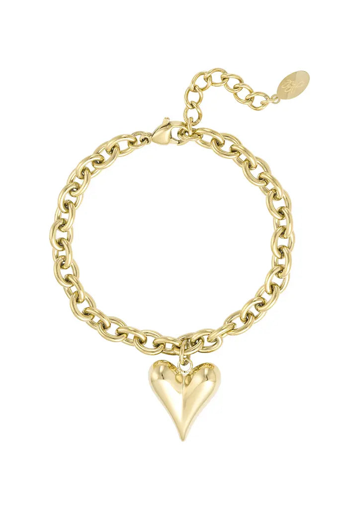 Dichtbij-foto van de stainless steel "Love Rules" armband met hartontwerp, glanzend en elegant, perfect voor elke gelegenheid.