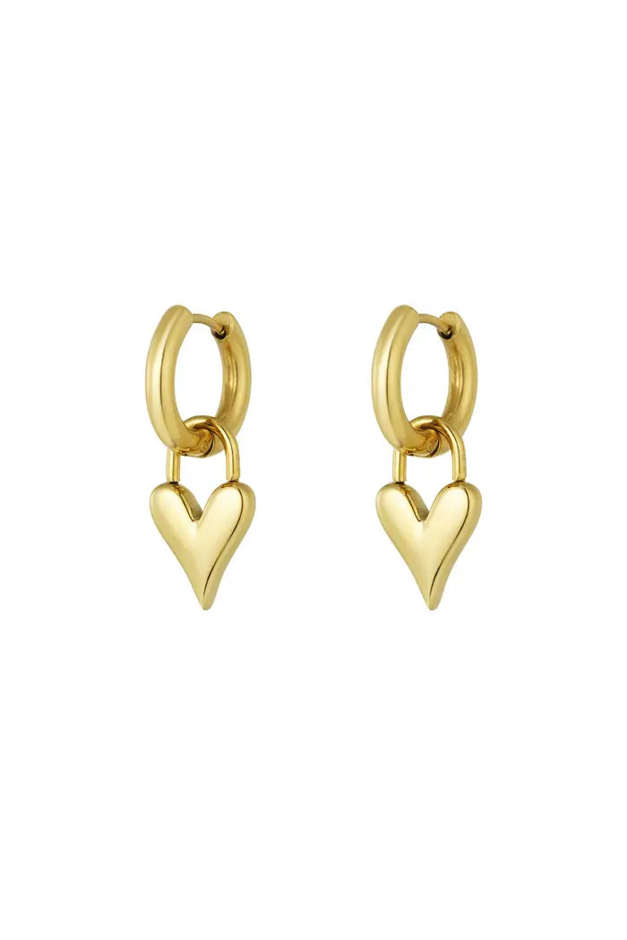 Stainless steel oorbellen "Lucky Love" met hartvormig design, tijdloos en elegant.