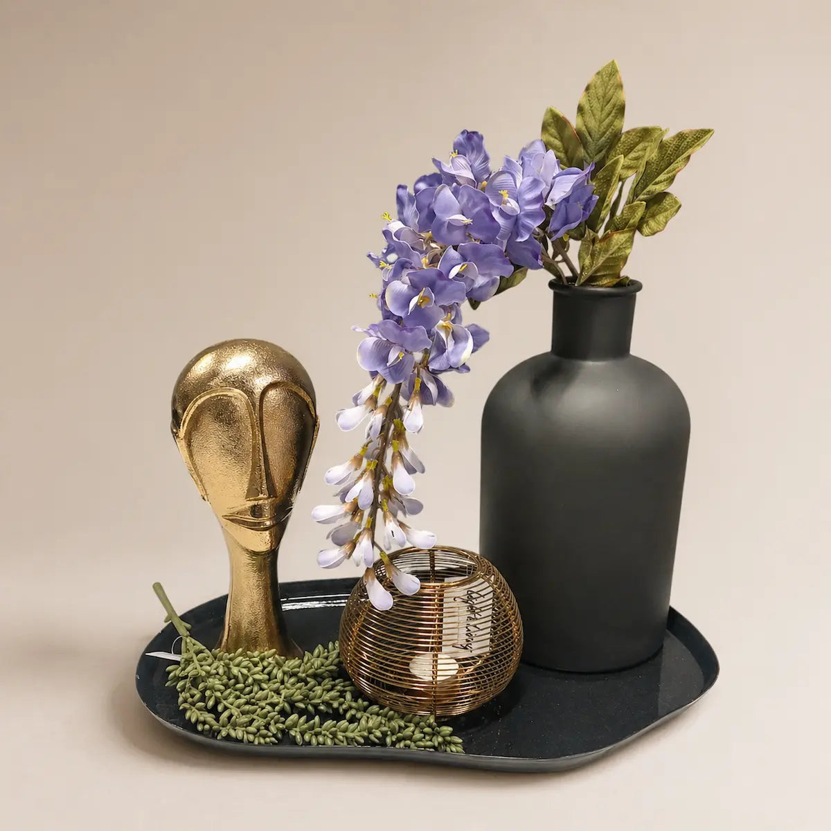 Complete woonaccessoires set met een dienblad, vaas, zijden bloem, ornament, waxine en erwtenplantje. 