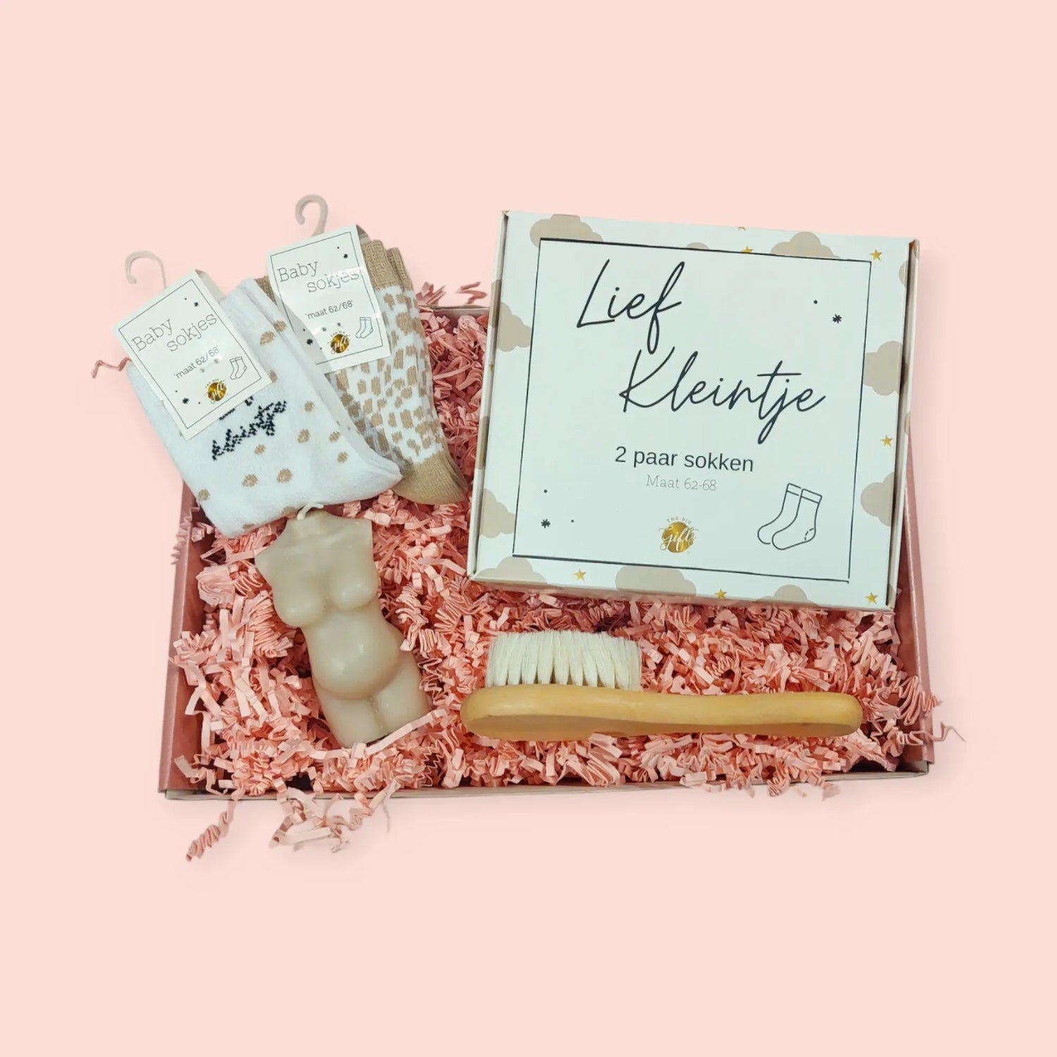 Gepersonaliseerde Zwangerschapsbox met Cadeaus zoals sokjes een zeepje van vrouwen lichaam met zwangerschapsbuik en een borstel.