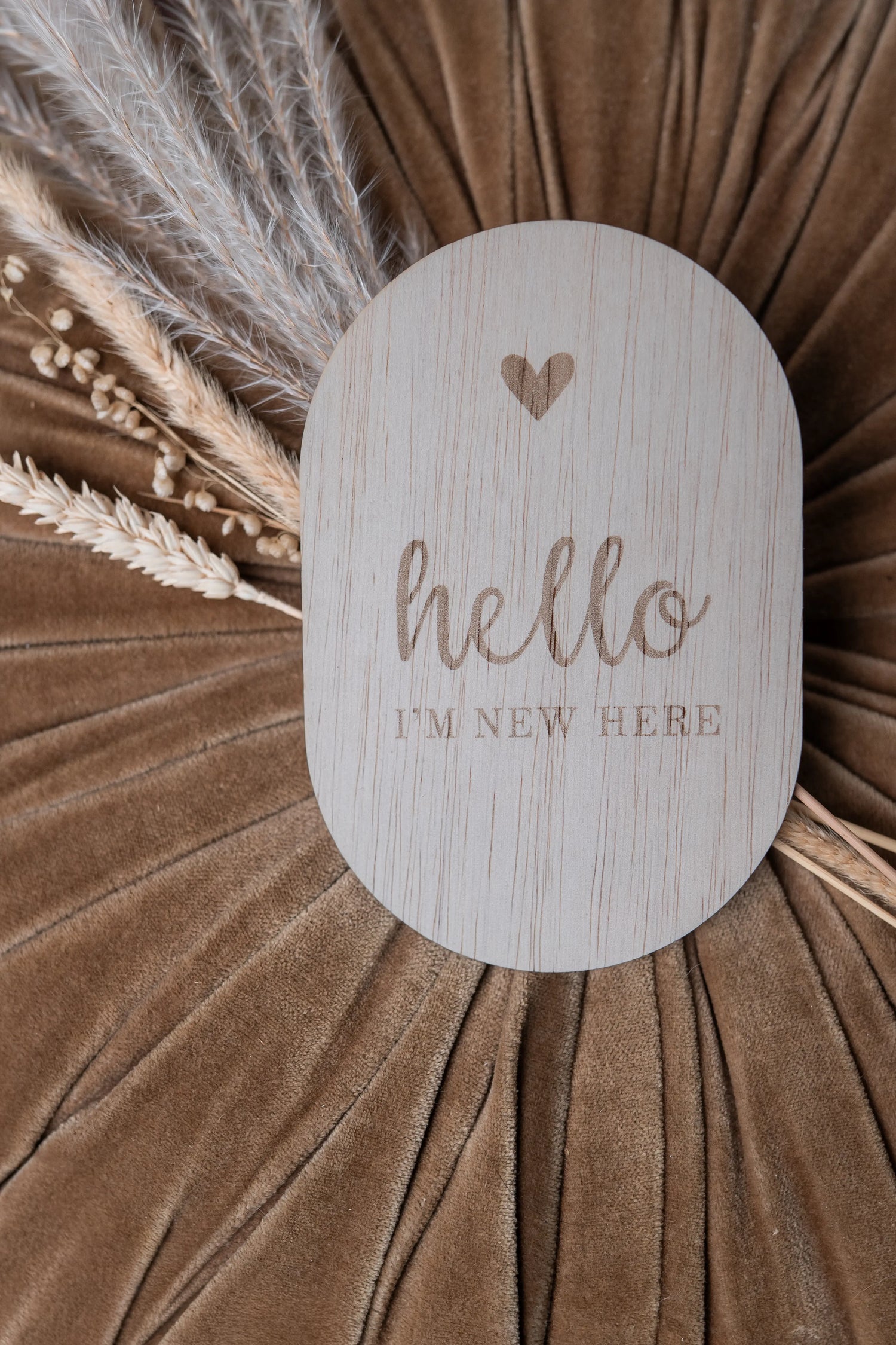 Houten aankondiging hello i'm new here