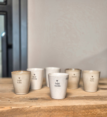 Mok liefste vriendin staat vooraan en erachter staan nog 5 mokken met andere teksten