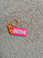 Roze kleur sleutelhanger met naam Benthe. 