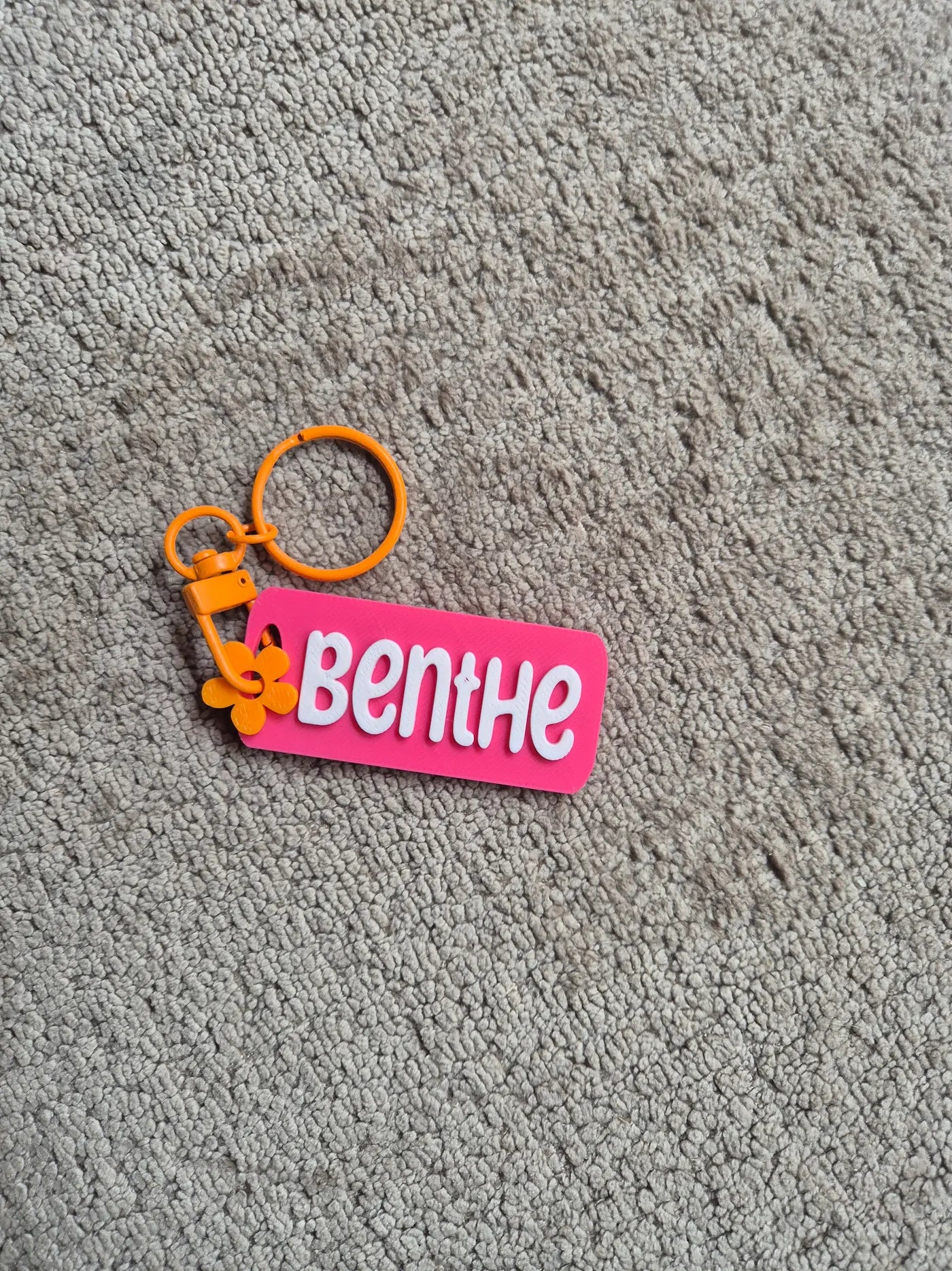 Roze kleur sleutelhanger met naam Benthe. 