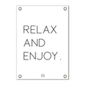 Tuinposter met de tekst 'Relax and Enjoy' in witte letters op een zwarte achtergrond, voorzien van 4 metalen ringen voor gemakkelijke ophanging.