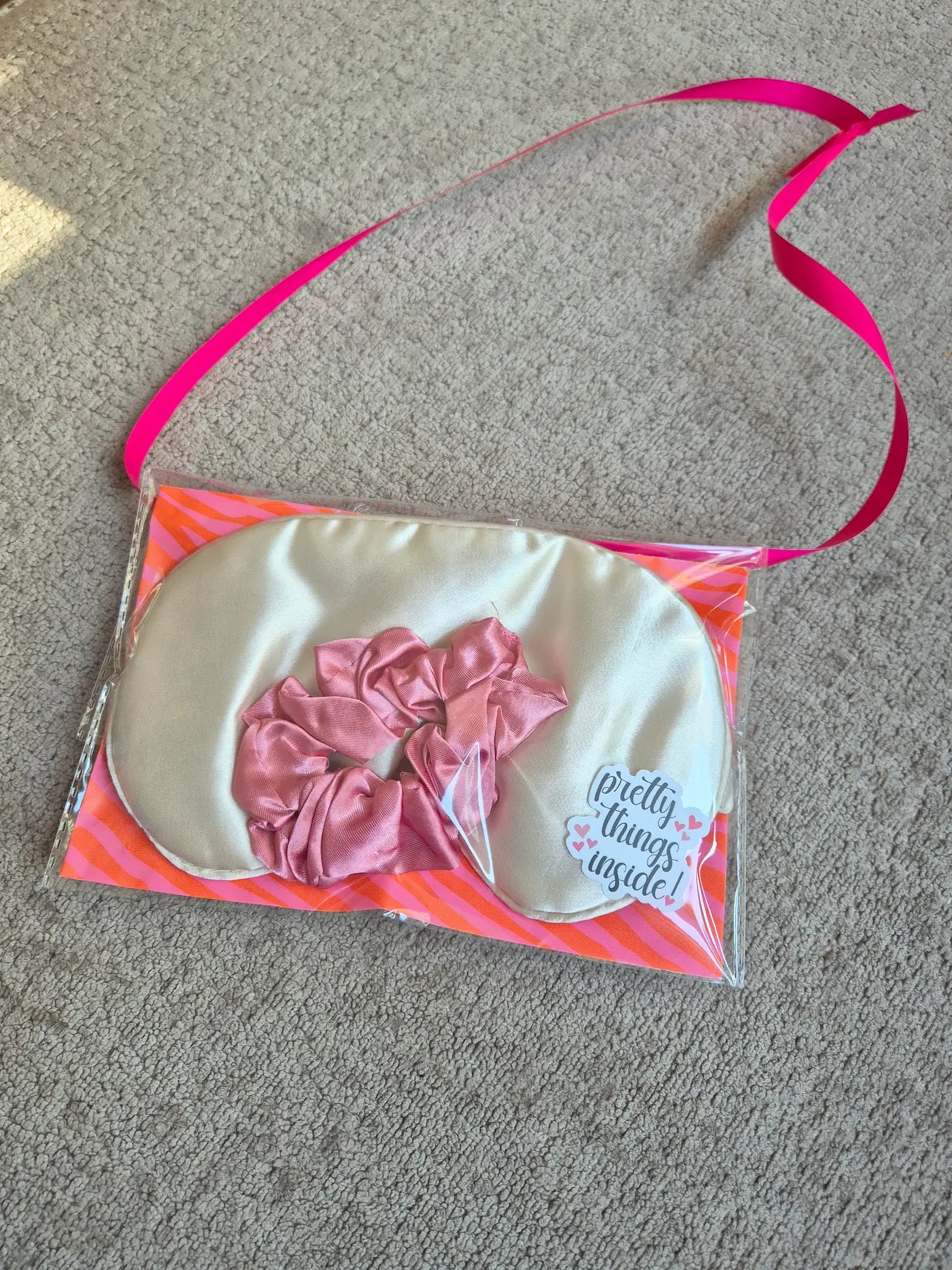Champagne slaapmasker & roze scrunchie set – avondvierdaagse cadeau
