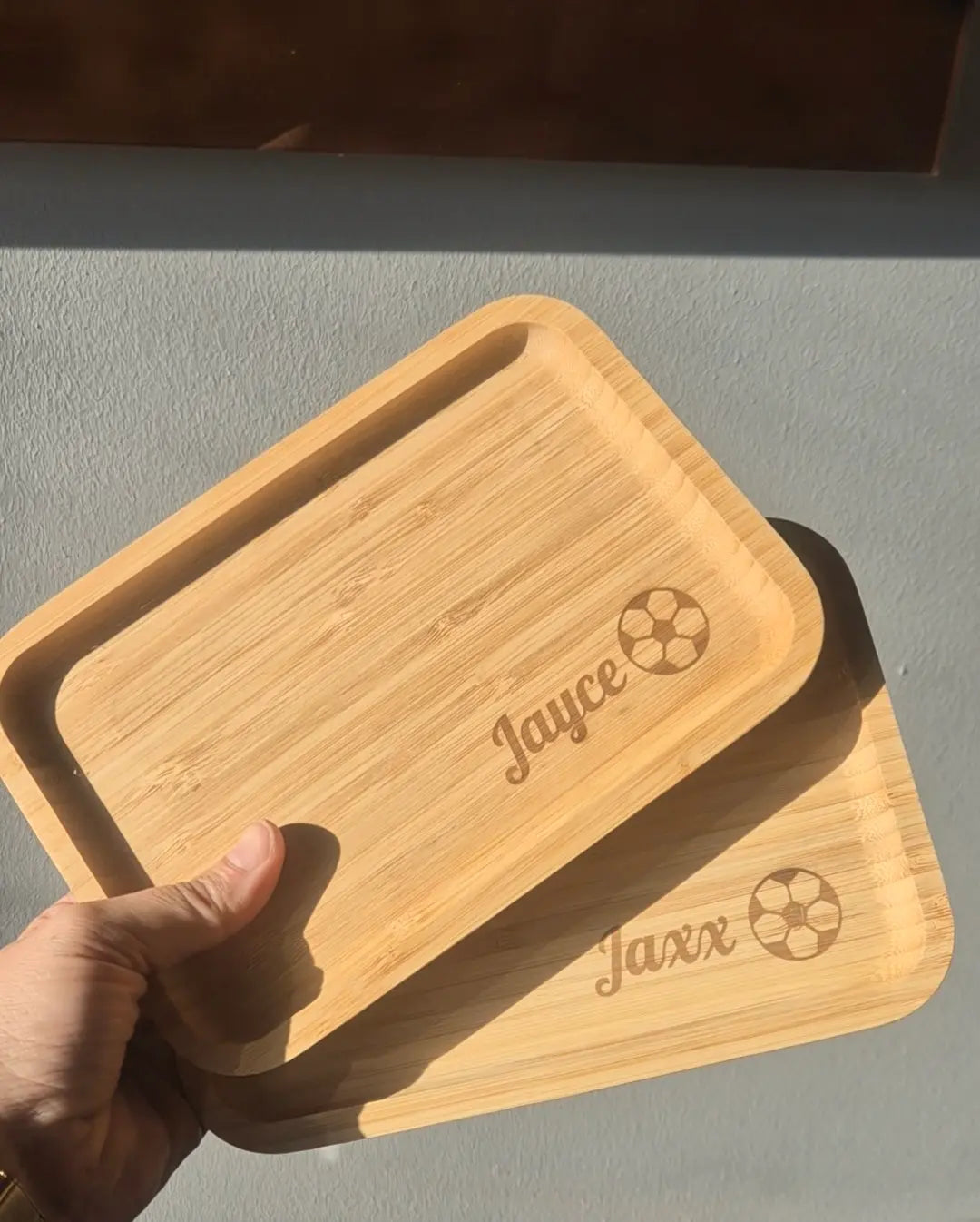 2 bamboo bordjes met naam en een voetbal
