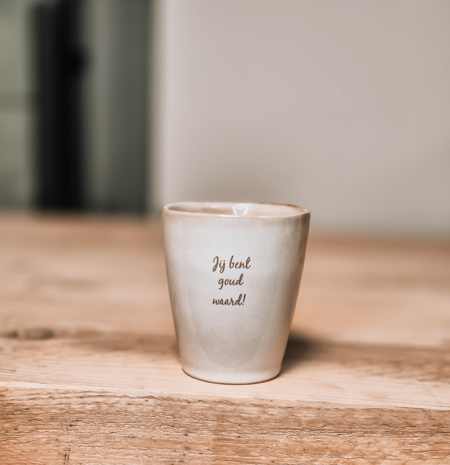 Beige mok gegraveerd met de tekst jij bent goud waard 
