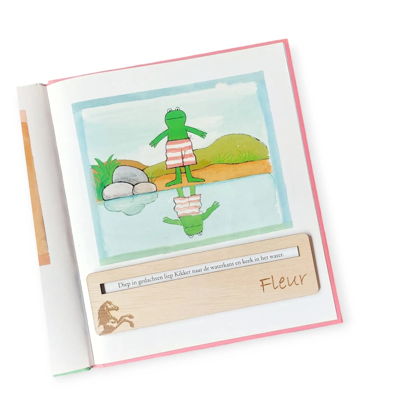 Boek met daarop een gepersonaliseerde leesliniaal met naam en een paard gegraveerd
