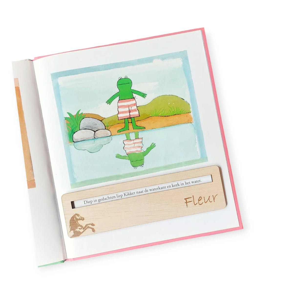 Boek met daarop een gepersonaliseerde leesliniaal met naam en een paard gegraveerd
