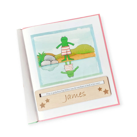 Boek met daarop een leeswijzer met sterren en naam