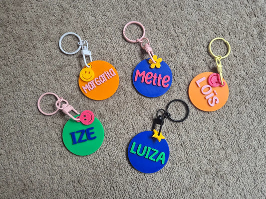 Collectie sleutelhangers met naam zelf personaliseren met kleur en naam. 