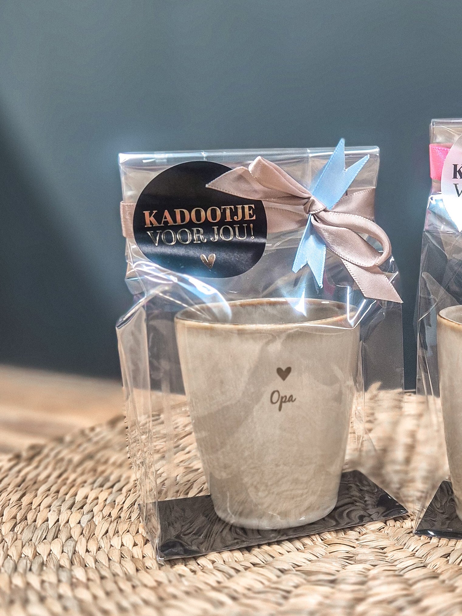 Leuk gepersonaliseerd mokje met hartje opa, leuk verpakt als cadeautje