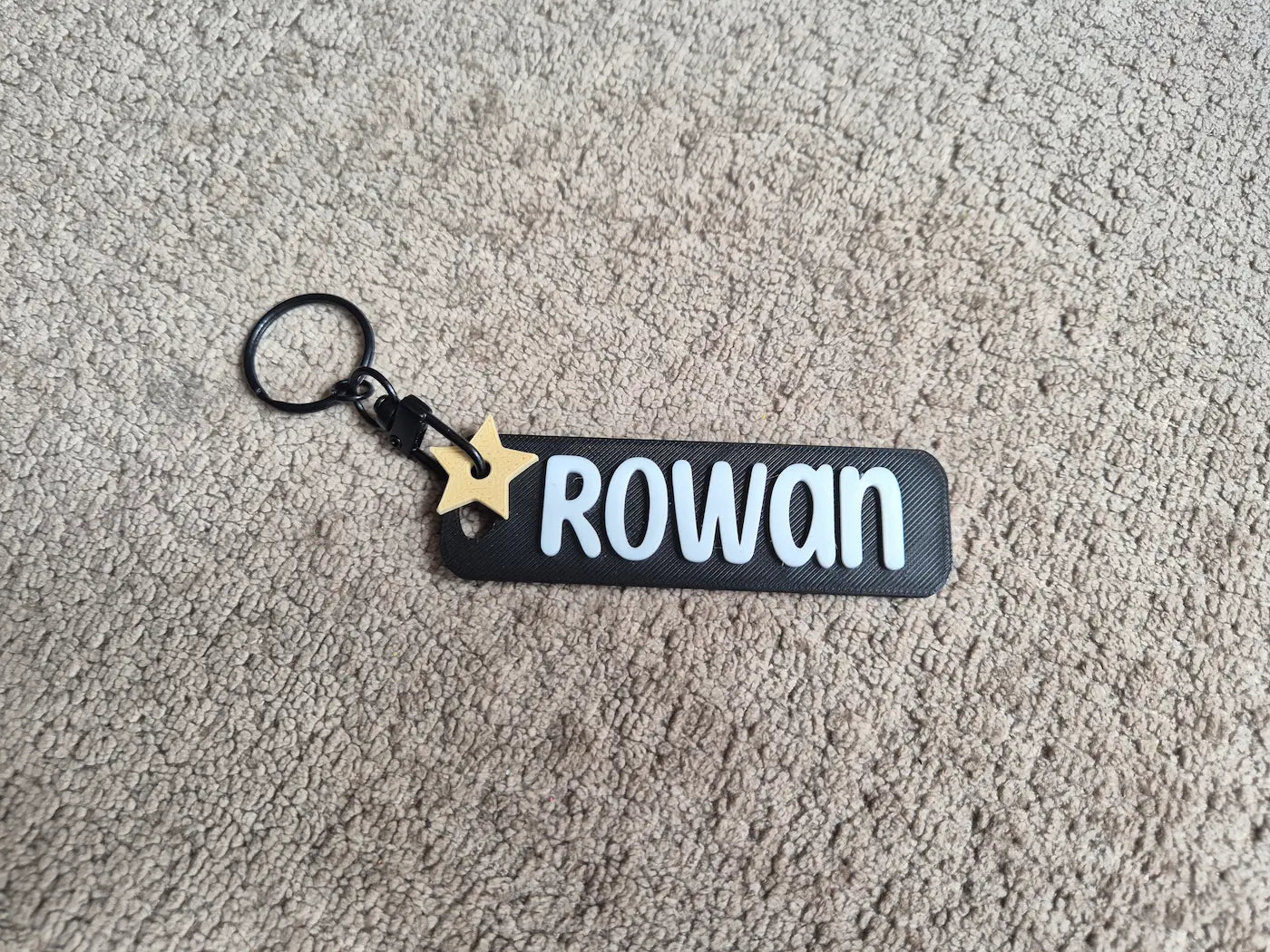 gepersonaliseerde sleutelhanger met naam Rowan zwart en sterhangertje