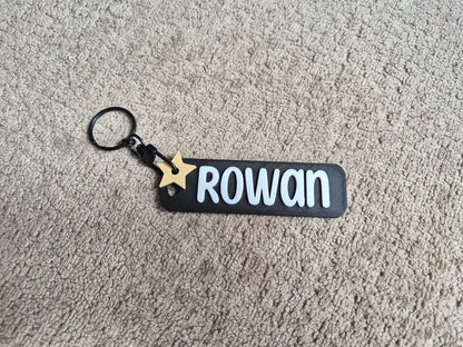 gepersonaliseerde sleutelhanger met naam Rowan zwart en sterhangertje