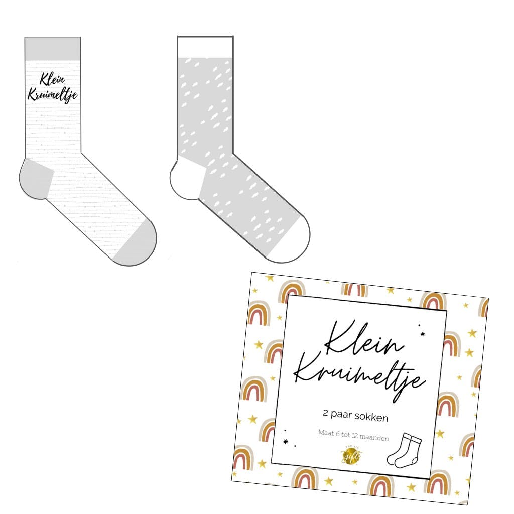 Schattige giftbox met 2 paar grijze babysokjes (maat 62-68), met de tekst "Klein Kruimeltje". Het doosje heeft regenboogillustraties en is perfect als kraamcadeau.
