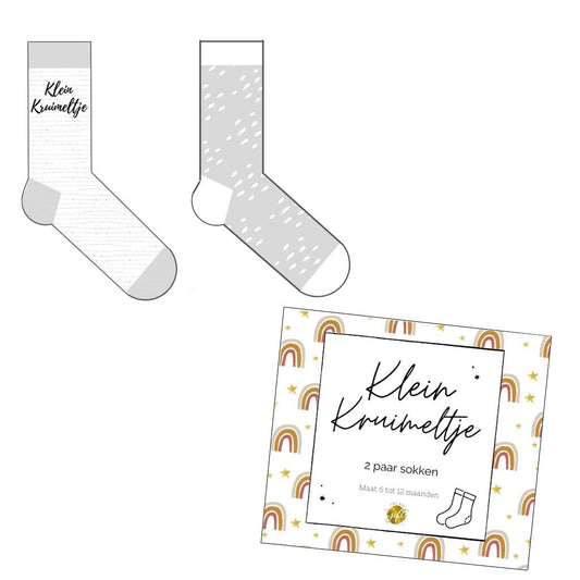 Schattige giftbox met 2 paar grijze babysokjes (maat 62-68), met de tekst "Klein Kruimeltje". Het doosje heeft regenboogillustraties en is perfect als kraamcadeau.