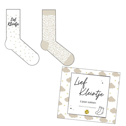 Schattige giftbox met 2 paar babysokjes (maat 62-68), geschikt voor baby’s van 2-6 maanden. Perfect als kraamcadeau of babyshower verrassing.

