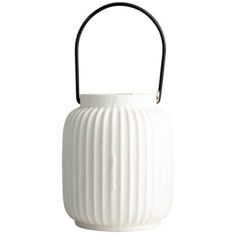 De Gusta LED lantaarn in wit, weergegeven in uit-stand. Het elegante design blijft een stijlvolle toevoeging aan elk interieur, zelfs zonder verlichting.