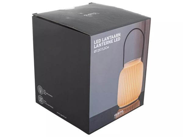 De Gusta LED lantaarn in zijn originele verpakking. Een stijlvolle en veilige doos waarin de lantaarn goed beschermd zit voor verzending.