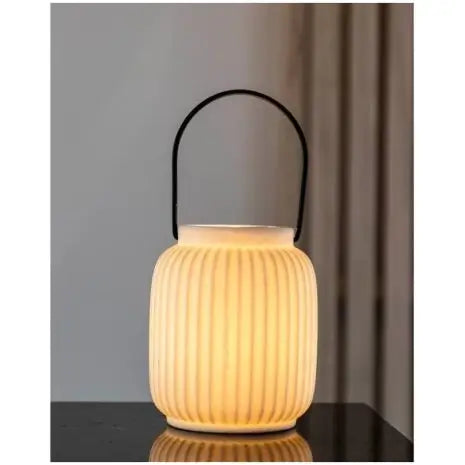 Stijlvolle Gusta LED lantaarn in wit met een keramieken houder en draadloze LED-verlichting. Werkt op AAA-batterijen, ideaal voor sfeervolle verlichting.