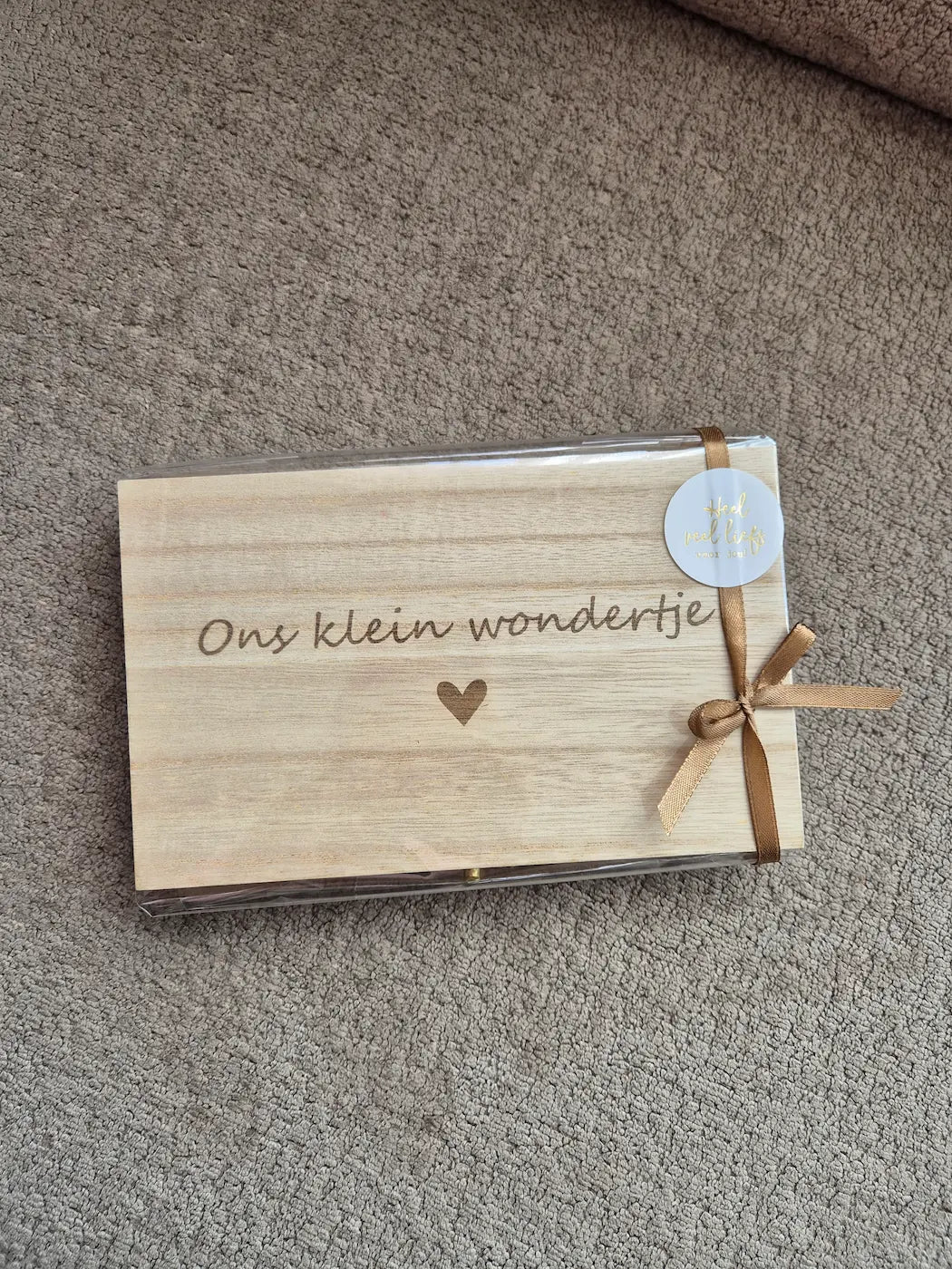 houten kistje gegraveerd met tekst ons klein wondertje en hart