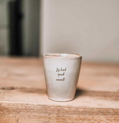 Beige mok gegraveerd met de tekst jij bent goud waard 