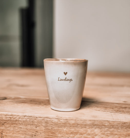 beige mok van keramiek met de tekst erop gegraveerd lievelings met een hart