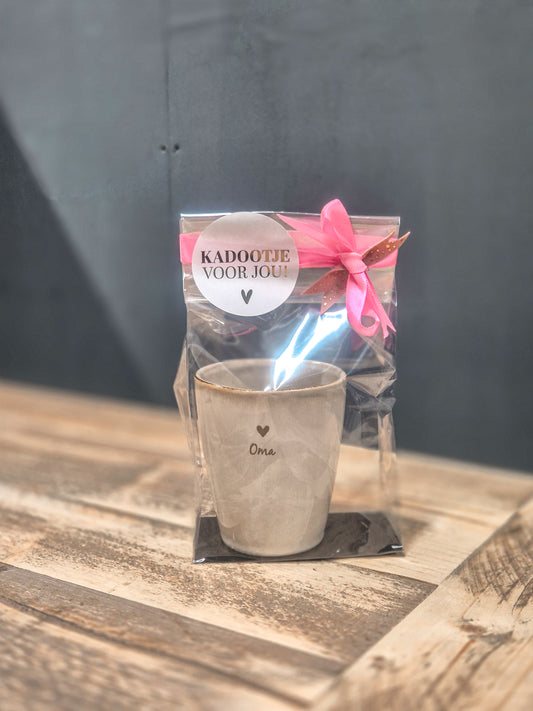 Gepersonaliseerde mok gegraveerd met een hartje en tekst oma. Leuk verpakt met een roze strik en een sticker