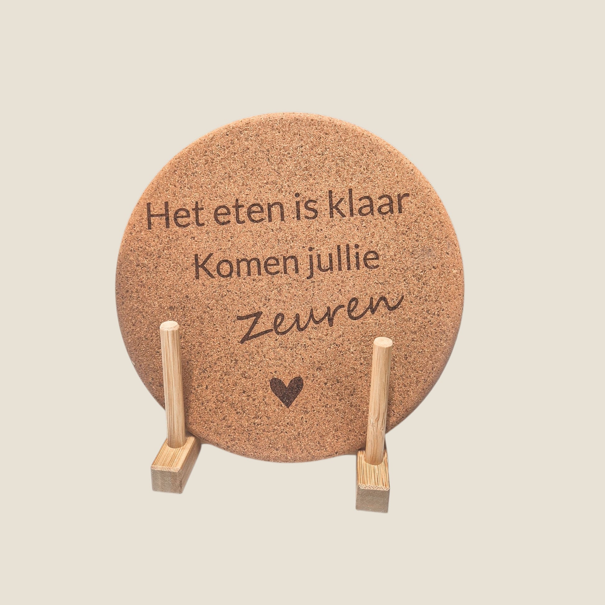 Pan onderzetter van kurk met de tekst het eten is klaar komen jullie zeuren