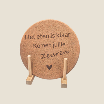 Pan onderzetter van kurk met de tekst het eten is klaar komen jullie zeuren