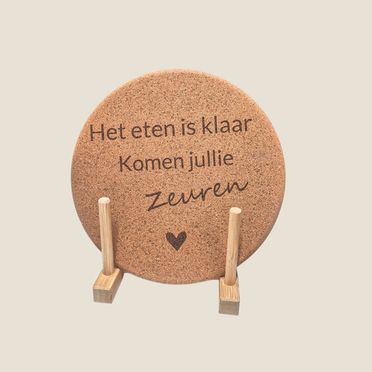 Pan onderzetter van kurk met de tekst het eten is klaar komen jullie zeuren