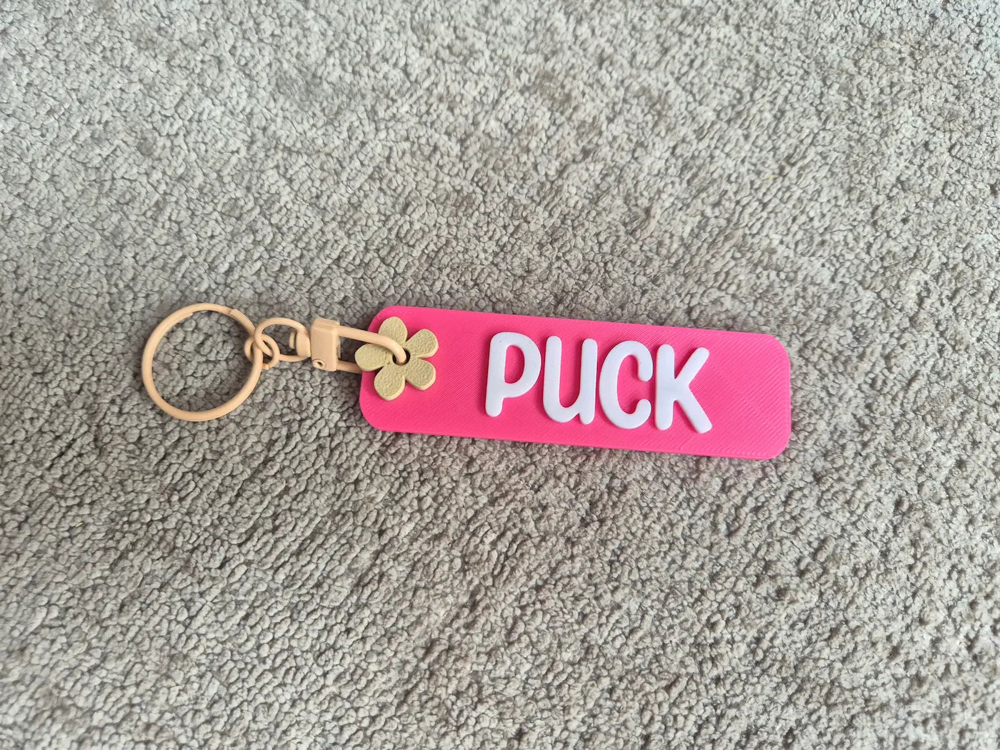 Roze 3d sleutelhanger met naam puck en beige bloem 