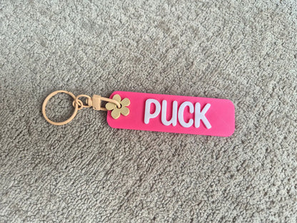 Roze 3d sleutelhanger met naam puck en beige bloem 