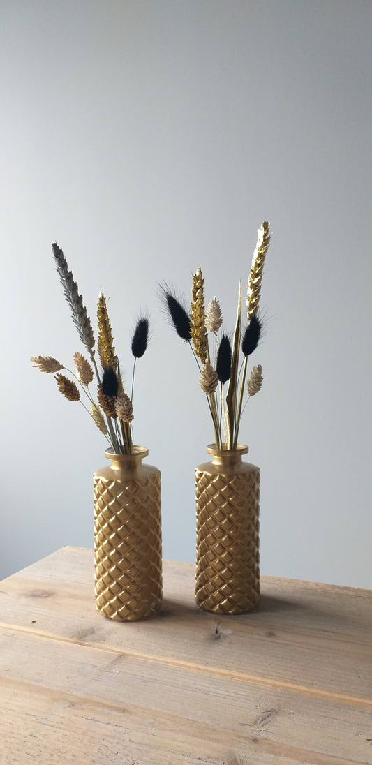 Een elegante set van 2 kleine gouden vaasjes met een unieke samenstelling van droogbloemen, perfect voor sfeervolle decoratie in elk interieur.