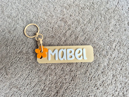 Sleutelhanger 3d beige met naam en hangertje bloem 